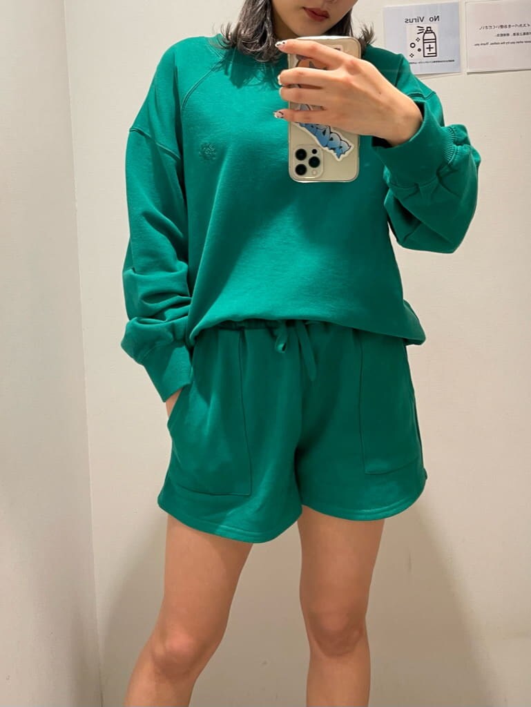 ブラック系のブーツ、グリーン系のスウェットパンツ、グリーン系のスウェットを着用したレディースの冬コーディネートの6枚目の写真