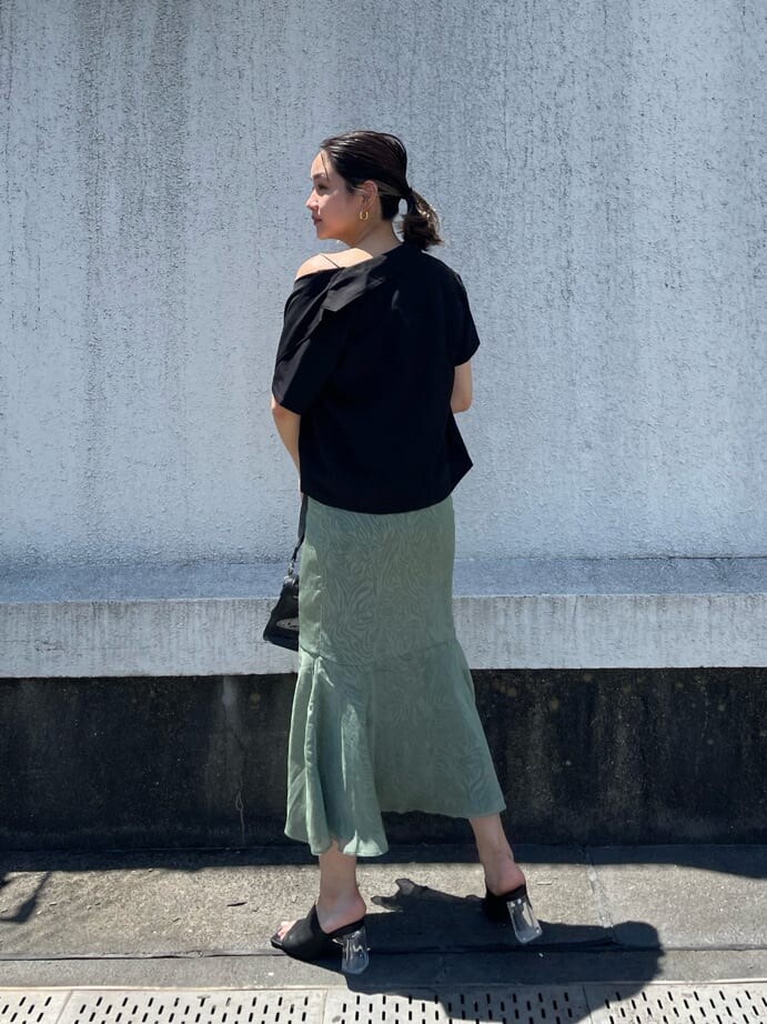 グリーン系のワンピース、ブラック系のサンダル、ブラック系のショルダーバッグを着用したレディースの夏コーディネートの4枚目の写真