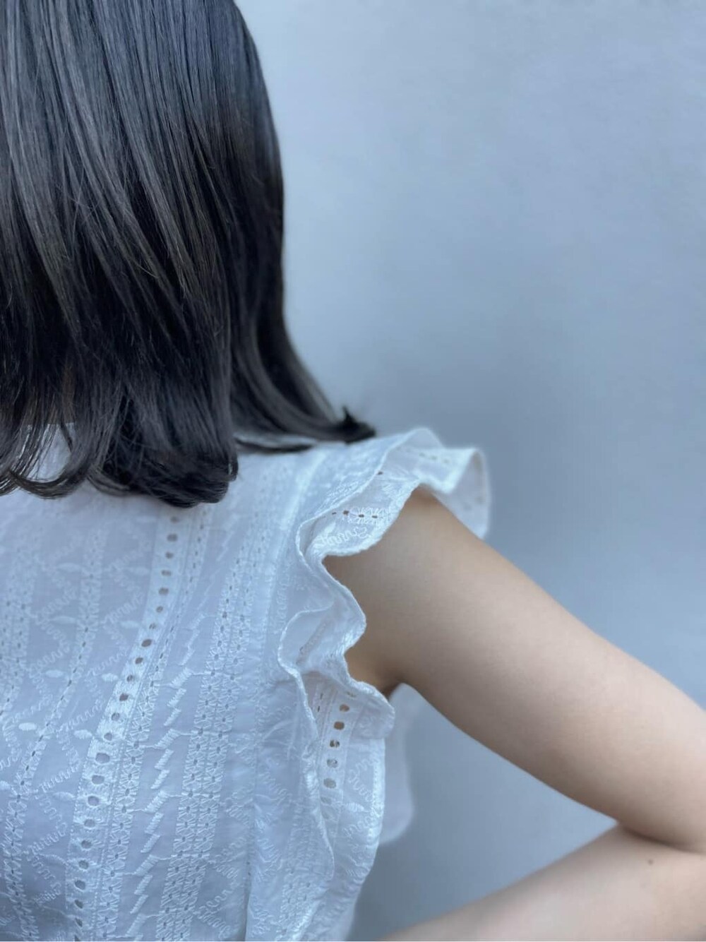 ホワイト系のシャツ/ブラウス、ベージュ系のデニムパンツ、ホワイト系のサンダルを着用したレディースの春コーディネートの5枚目の写真