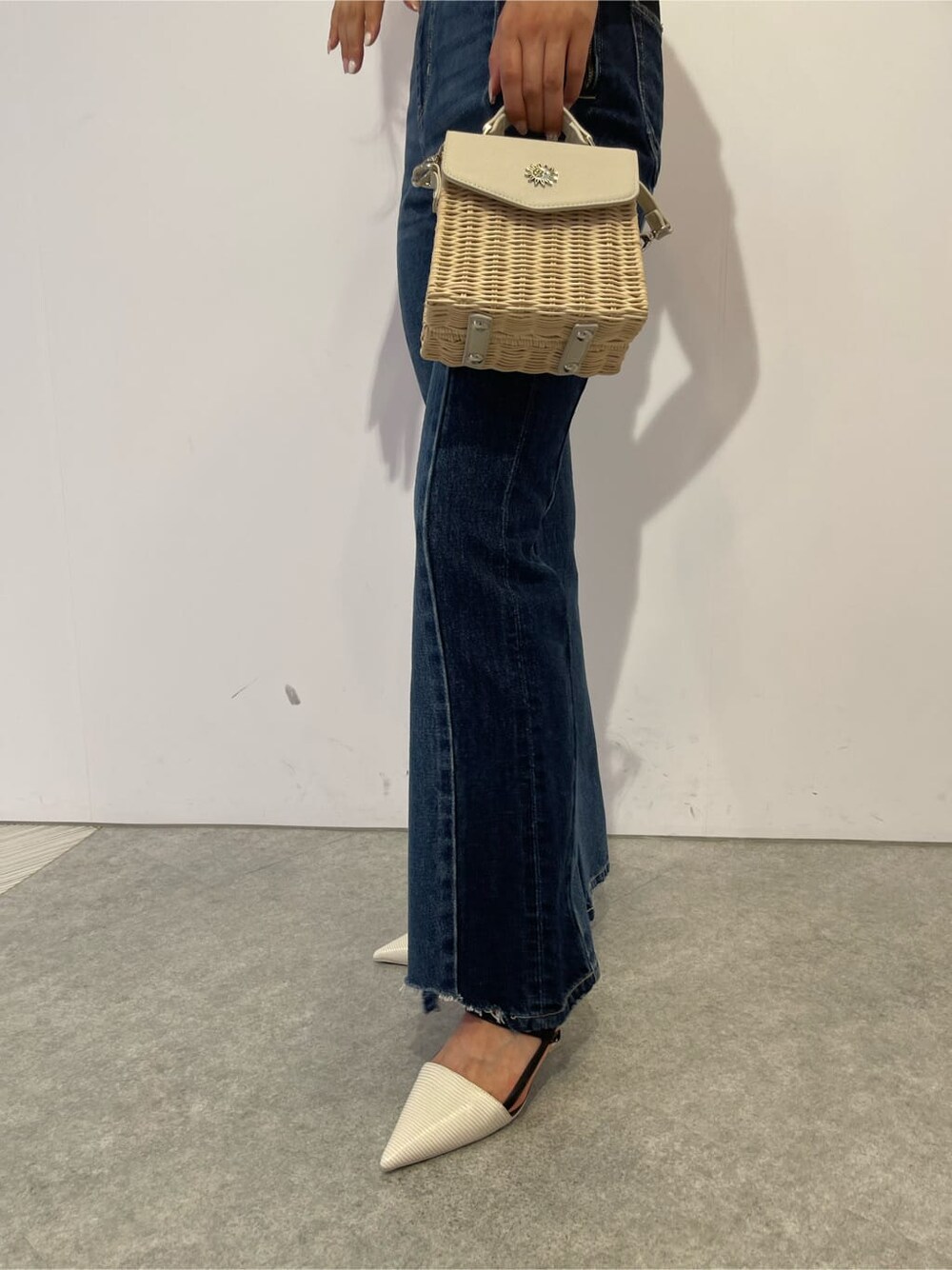 ホワイト系のサンダル、ブルー系のサロペット/オーバーオール、ホワイト系のTシャツ/カットソーを着用したレディースの夏コーディネートの8枚目の写真