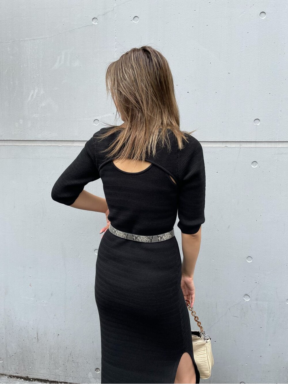 ホワイト系のショルダーバッグ、ブラック系のワンピース、ホワイト系のベルトを着用したレディースの秋コーディネートの6枚目の写真