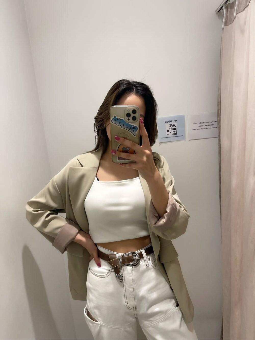 ホワイト系のタンクトップ、ホワイト系のサンダル、ベージュ系のテーラードジャケットを着用したレディースの春コーディネートの3枚目の写真