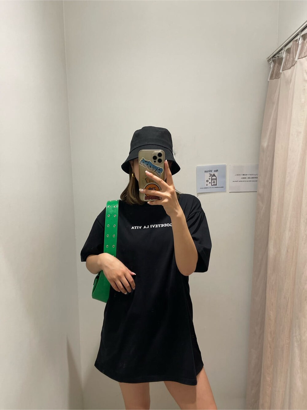 グリーン系のショルダーバッグ、ブラック系のサンダル、ブラック系のTシャツ/カットソーを着用したレディースの春コーディネートの2枚目の写真