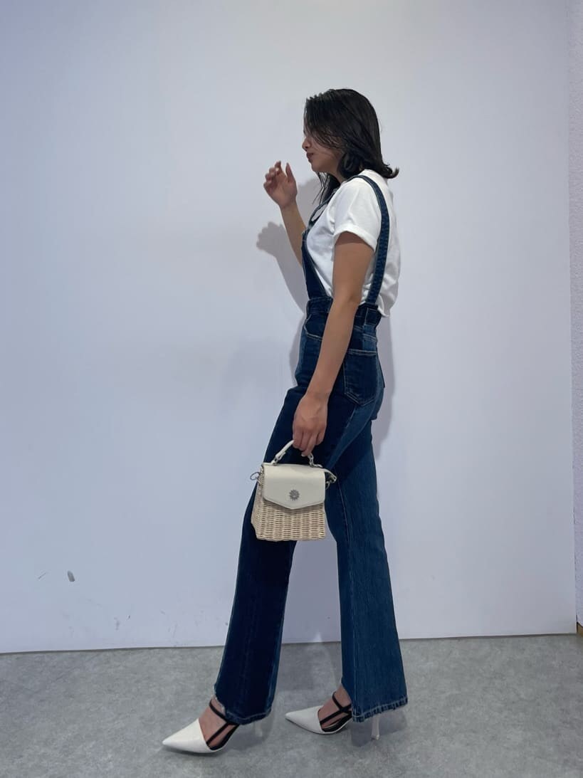 ホワイト系のサンダル、ブルー系のサロペット/オーバーオール、ホワイト系のTシャツ/カットソーを着用したレディースの夏コーディネートの4枚目の写真