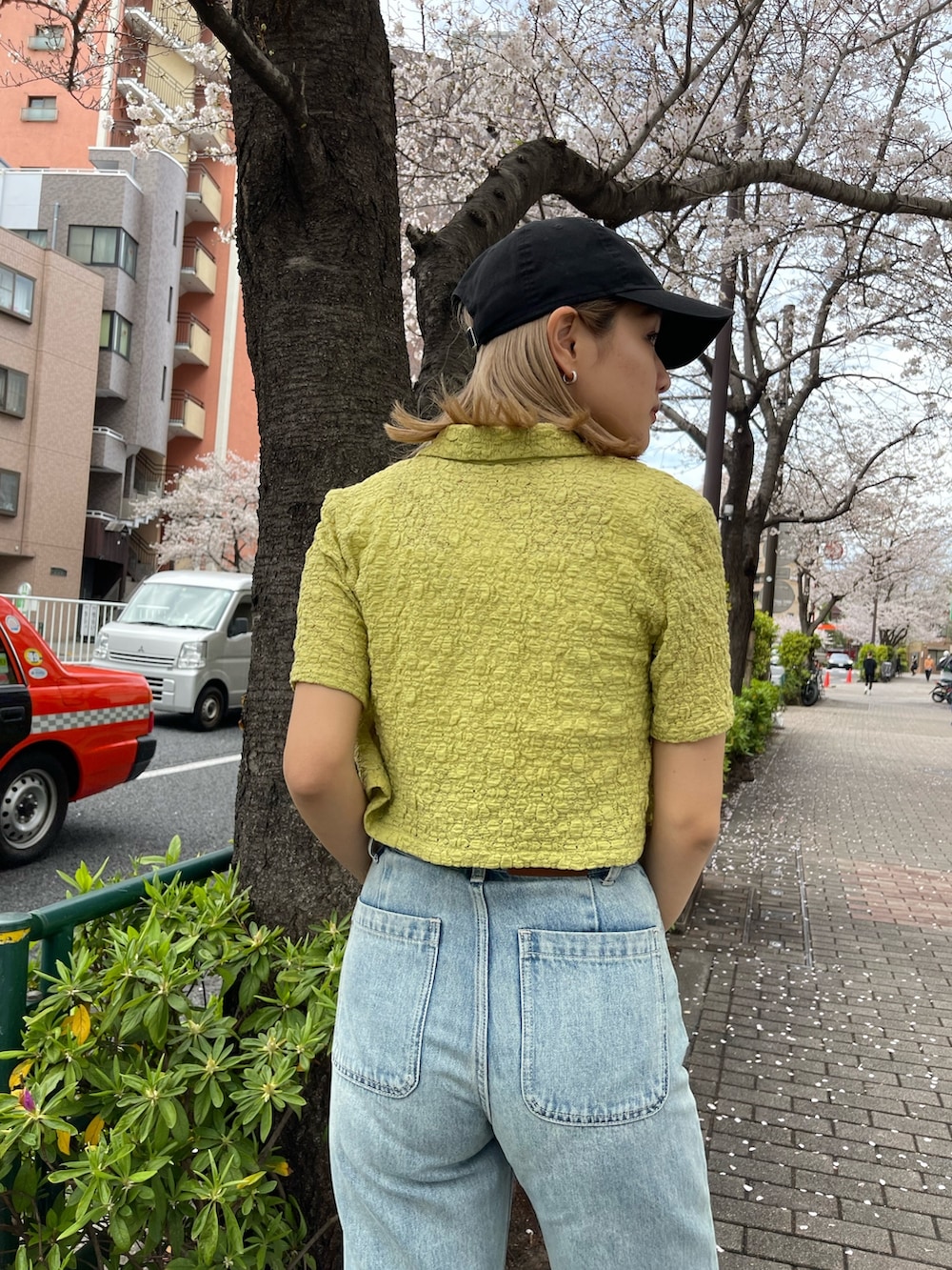 ブルー系のデニムパンツ、ホワイト系のキャミソール、グリーン系のシャツ/ブラウスを着用したレディースの春コーディネートの6枚目の写真