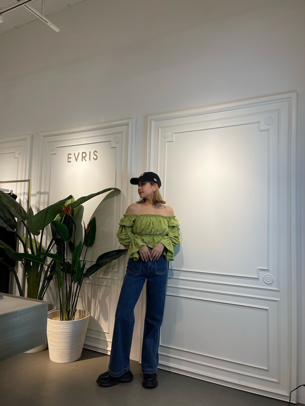 ブルー系のデニムパンツ、ブラック系のスニーカー、グリーン系のシャツ/ブラウスを着用したレディースの春コーディネートの3枚目の写真