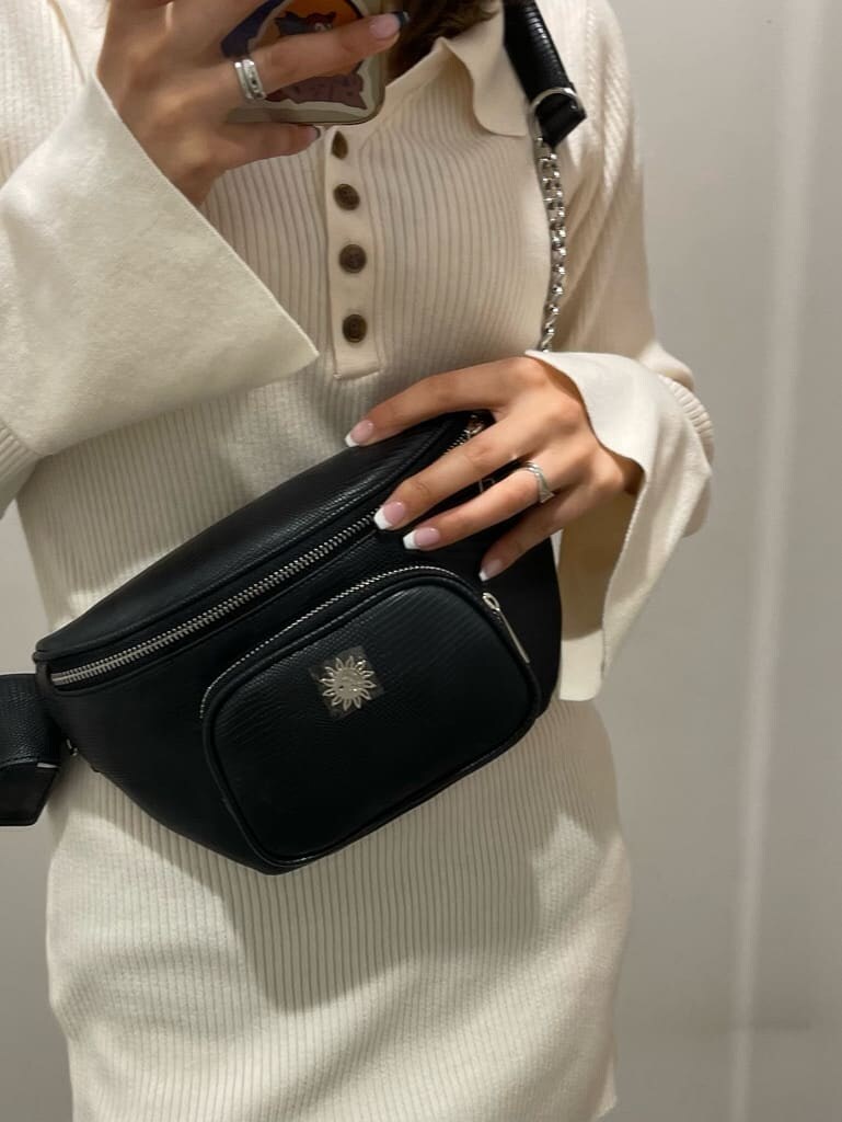 ブラック系のブーツ、ブラック系のボディバッグ/ウエストポーチ、ホワイト系のワンピースを着用したレディースの冬コーディネートの7枚目の写真