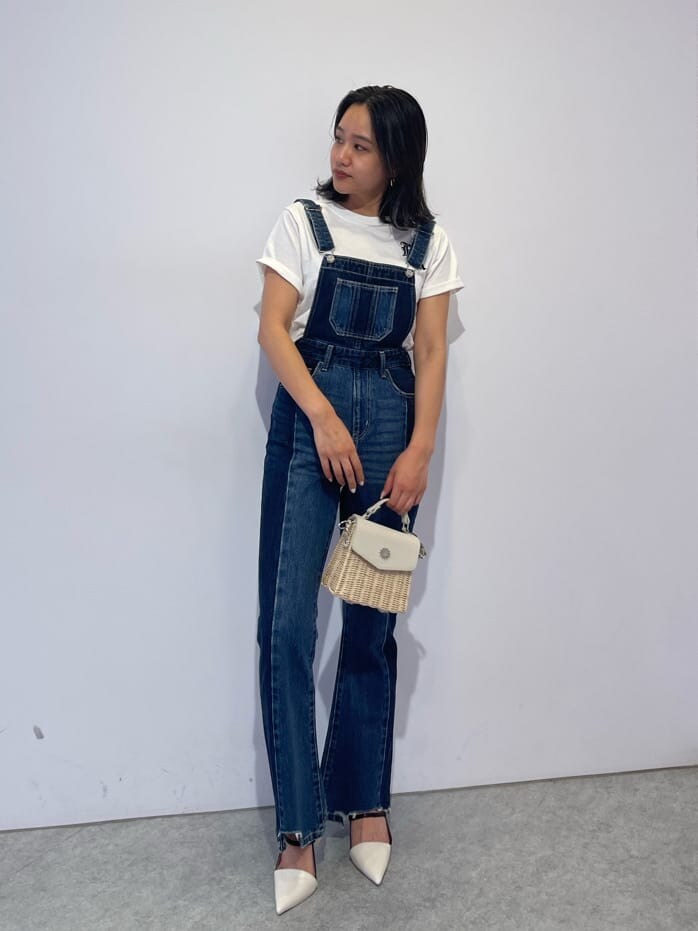 ホワイト系のサンダル、ブルー系のサロペット/オーバーオール、ホワイト系のTシャツ/カットソーを着用したレディースの夏コーディネートの2枚目の写真