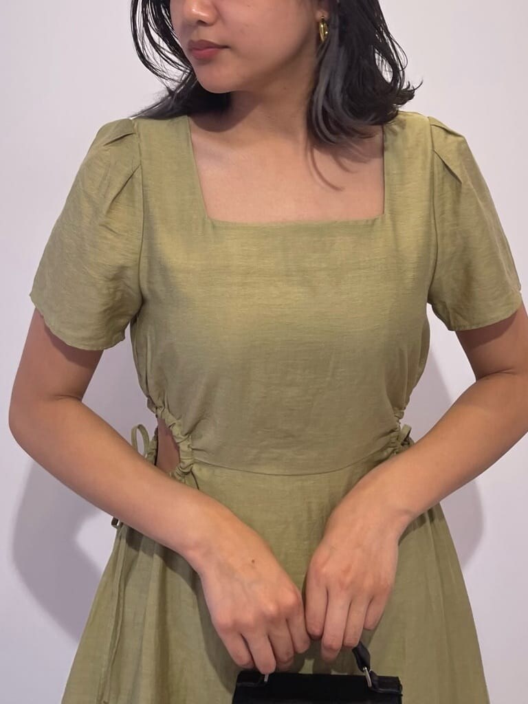 ブラック系のサンダル、グリーン系のワンピース、ブラック系のショルダーバッグを着用したレディースの夏コーディネートの8枚目の写真