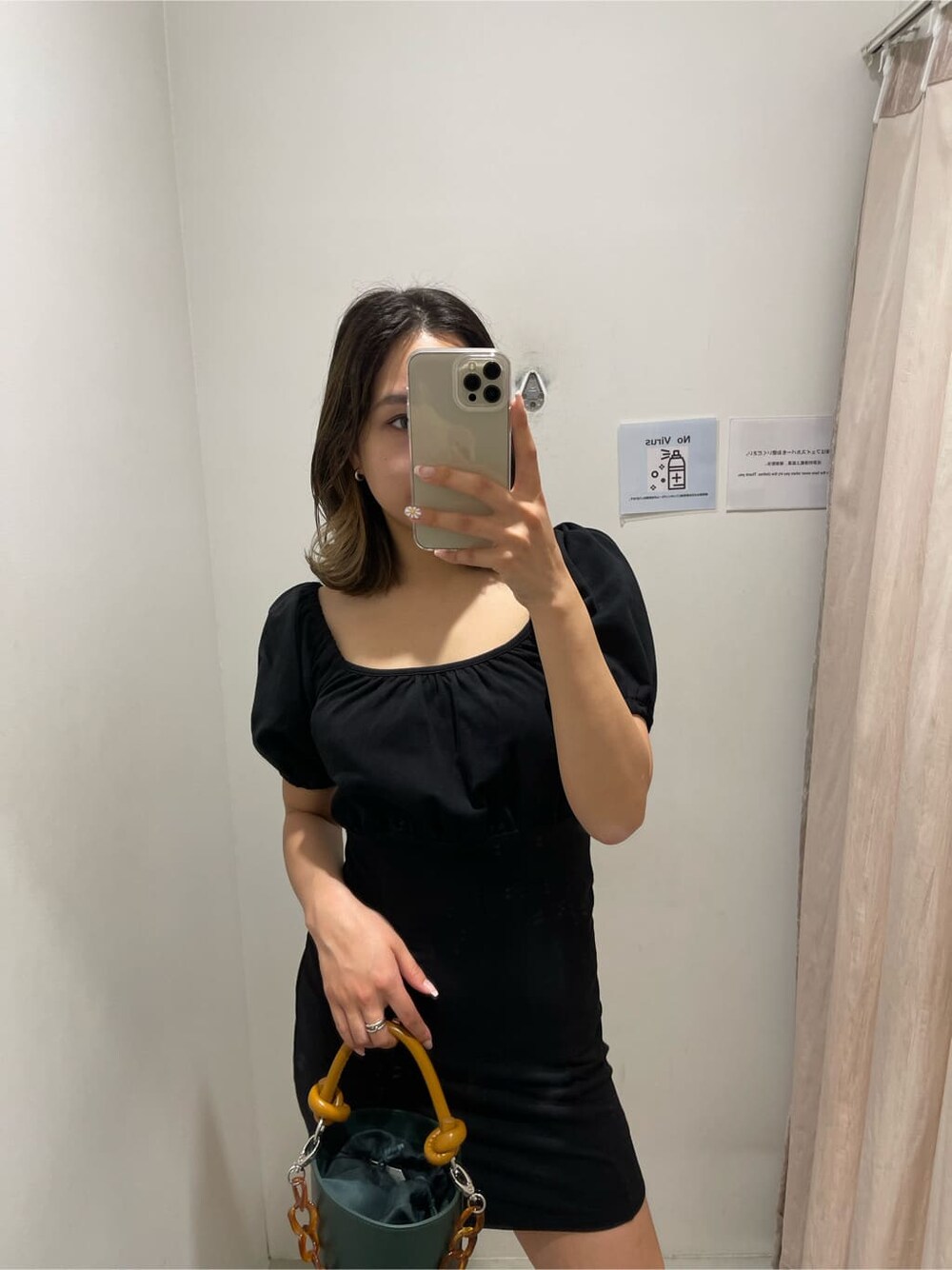 ブラック系のサンダル、ブラック系のワンピース、グリーン系のショルダーバッグを着用したレディースの春コーディネートの3枚目の写真