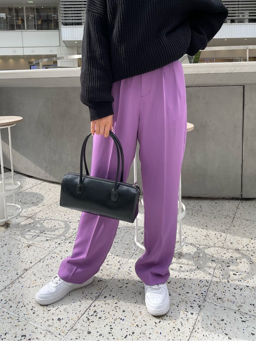 ブラック系のボストンバッグ、ホワイト系のシャツ/ブラウス、ブラック系のニット/セーターを着用したレディースの冬コーディネートの3枚目の写真