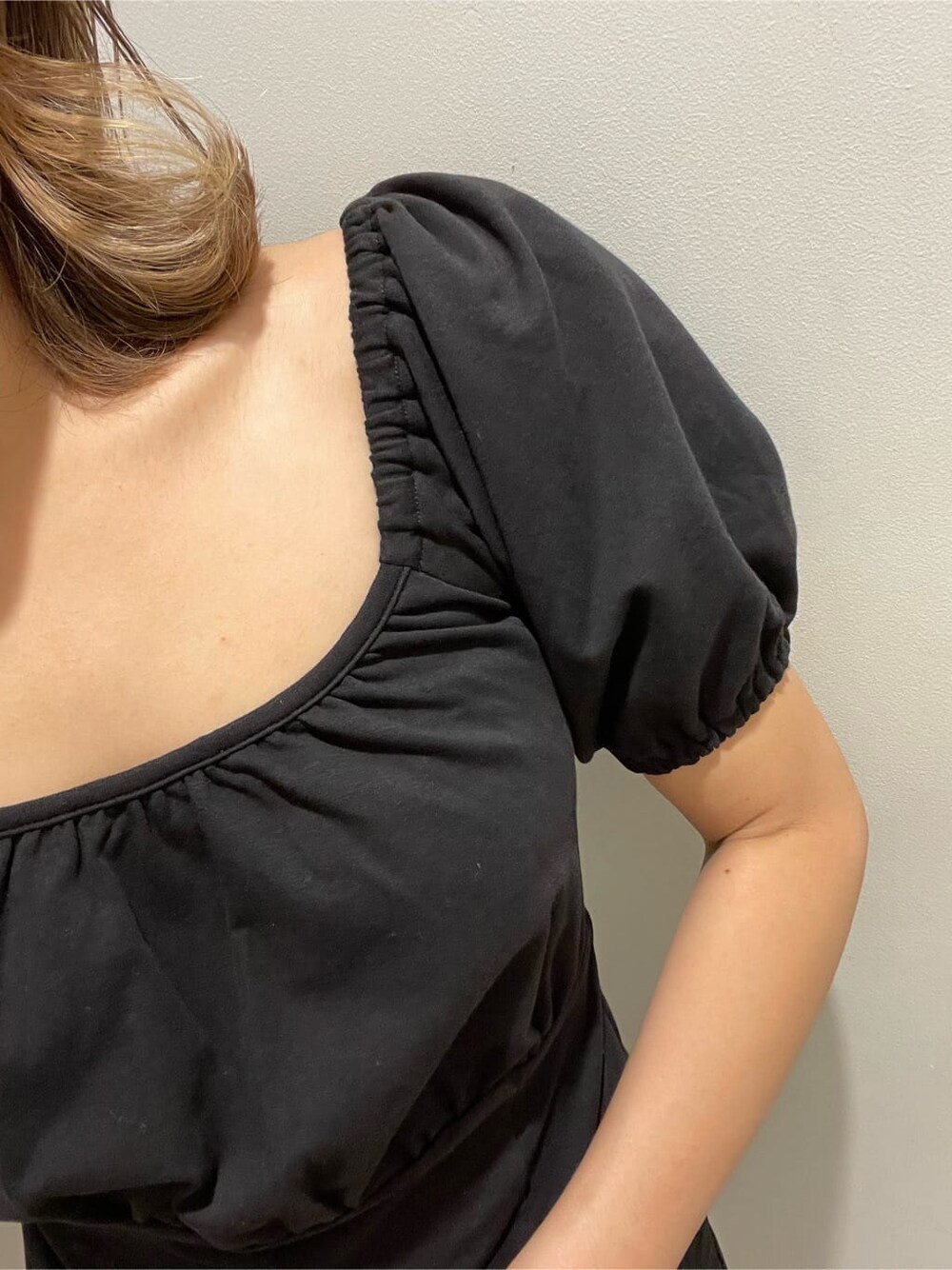 ブラック系のサンダル、ブラック系のワンピース、グリーン系のショルダーバッグを着用したレディースの春コーディネートの5枚目の写真