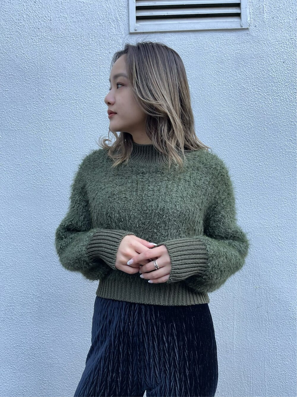 ホワイト系のブルゾン、ベージュ系のニット/セーター、ブラック系のその他パンツを着用したレディースの冬コーディネートの7枚目の写真