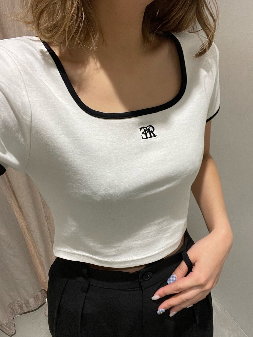 ブラック系のその他パンツ、ホワイト系のTシャツ/カットソーを着用したレディースの春コーディネートの5枚目の写真
