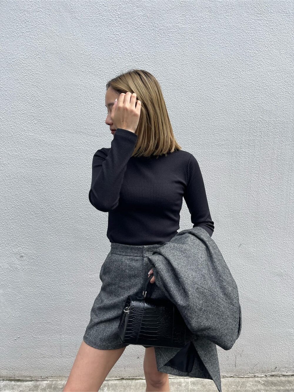 ブラック系のブーツ、ブラック系のテーラードジャケット、ブラック系のその他パンツを着用したレディースの秋コーディネートの6枚目の写真