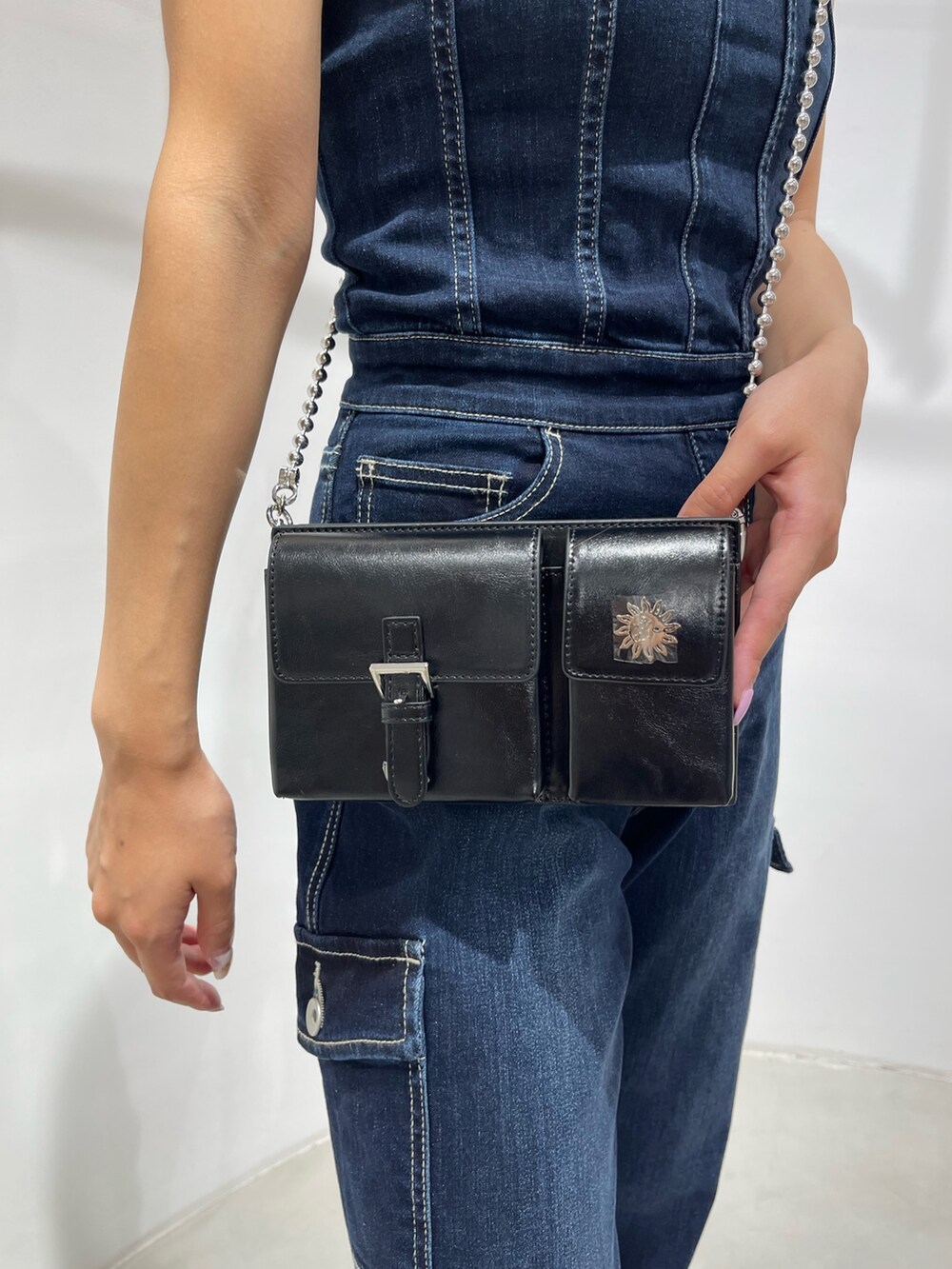 ブラック系のサンダル、ブルー系のつなぎ/オールインワン、ブラック系のショルダーバッグを着用したレディースの夏コーディネートの8枚目の写真