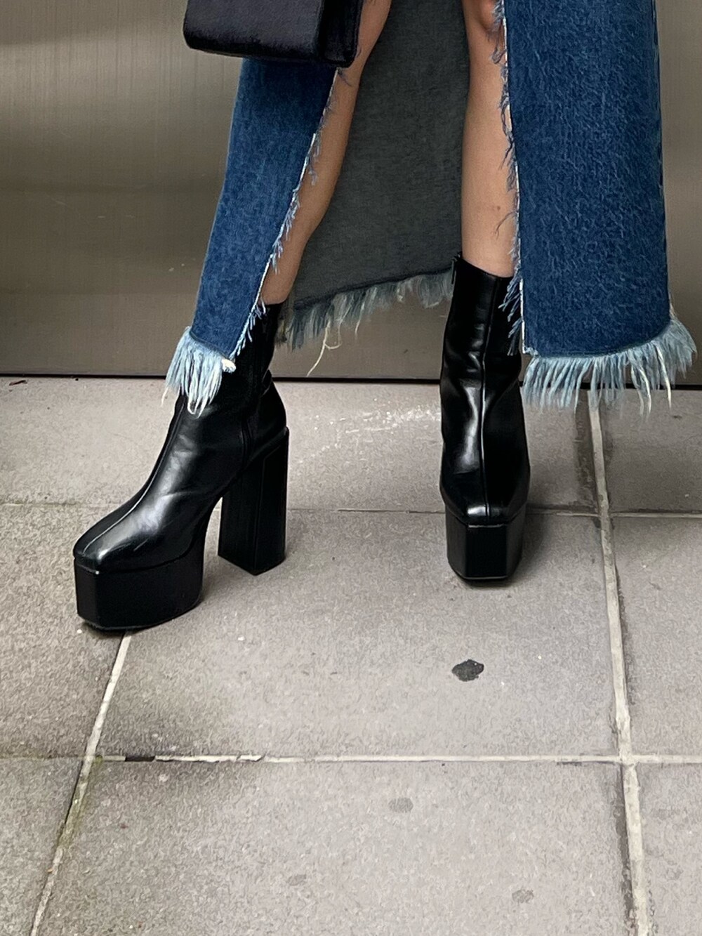 ブラック系のTシャツ/カットソー、ブルー系のデニムスカート、ピンク系のカーディガン/ボレロを着用したレディースの秋コーディネートの7枚目の写真