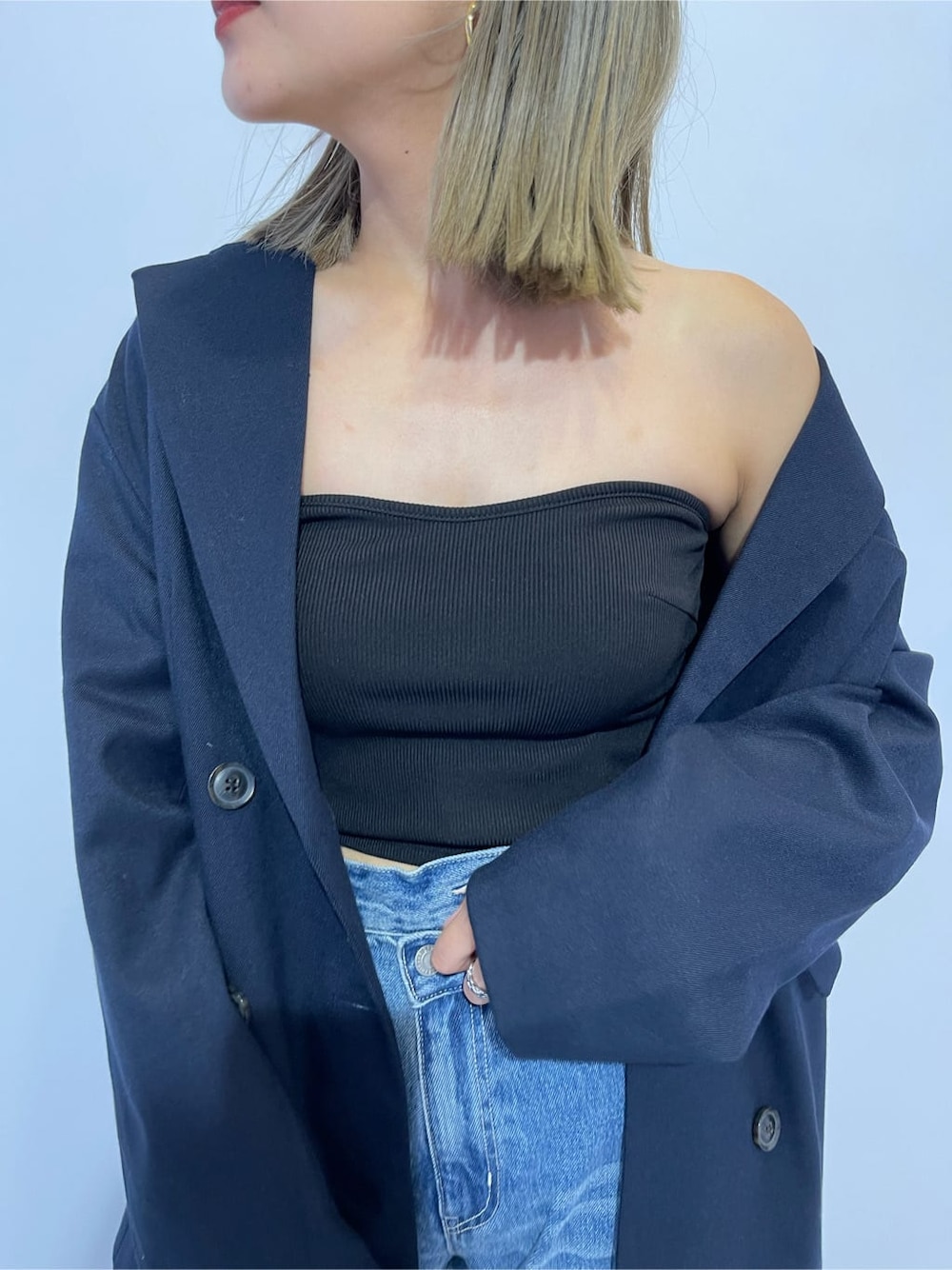 ブラック系のブーツ、ブルー系のデニムパンツ、ブルー系のテーラードジャケットを着用したレディースの秋コーディネートの5枚目の写真