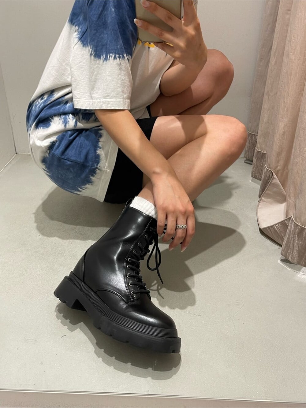 ブルー系のワンピース、ブラック系のその他パンツ、ブラック系のブーツを着用したレディースの夏コーディネートの6枚目の写真