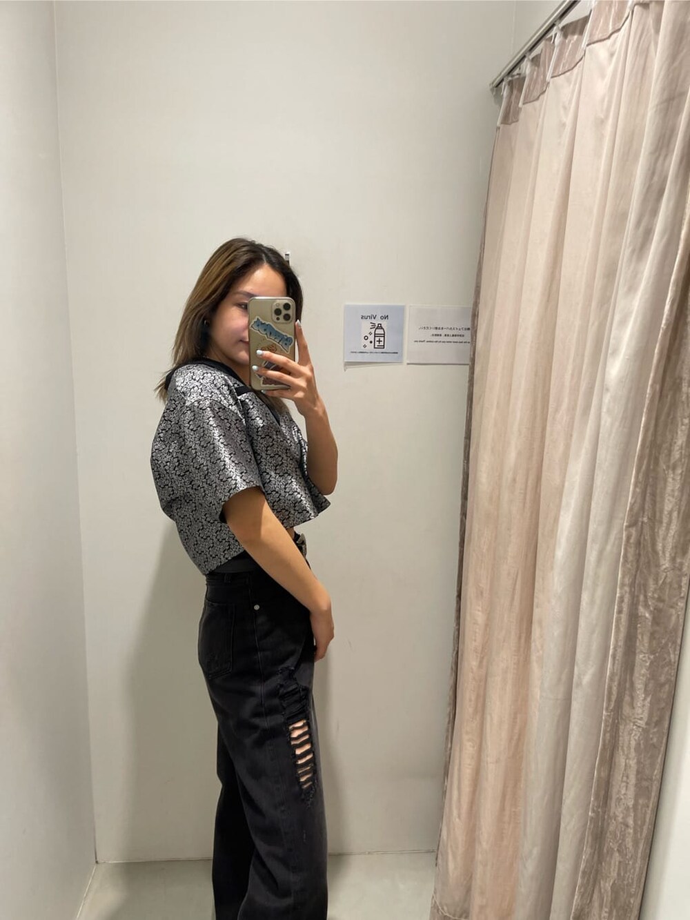 ブラック系のシャツ/ブラウス、ブラック系のデニムパンツ、ホワイト系のベルトを着用したレディースの春コーディネートの3枚目の写真