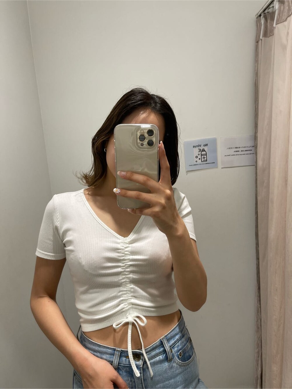 ブラック系のサンダル、ブラック系のショルダーバッグ、ホワイト系のTシャツ/カットソーを着用したレディースの春コーディネートの2枚目の写真