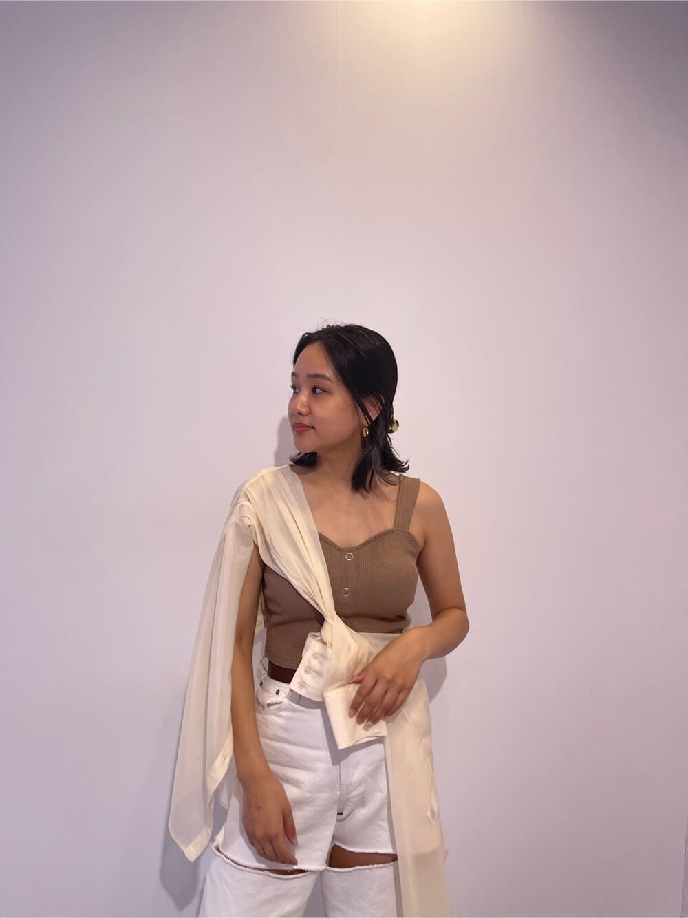 ホワイト系のサンダル、ホワイト系のシャツ/ブラウス、ホワイト系のデニムパンツを着用したレディースの夏コーディネートの4枚目の写真