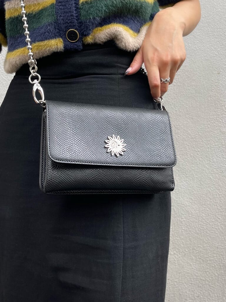 ブラック系のスカート、その他のブーツ、ブラック系のショルダーバッグを着用したレディースの秋コーディネートの9枚目の写真