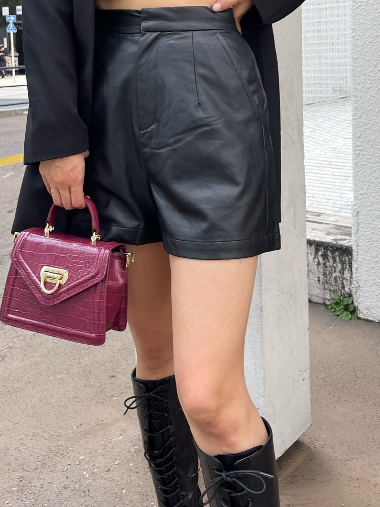 ブラック系のその他パンツ、ブラック系のブーツ、ブラック系のテーラードジャケットを着用したレディースの秋コーディネートの8枚目の写真