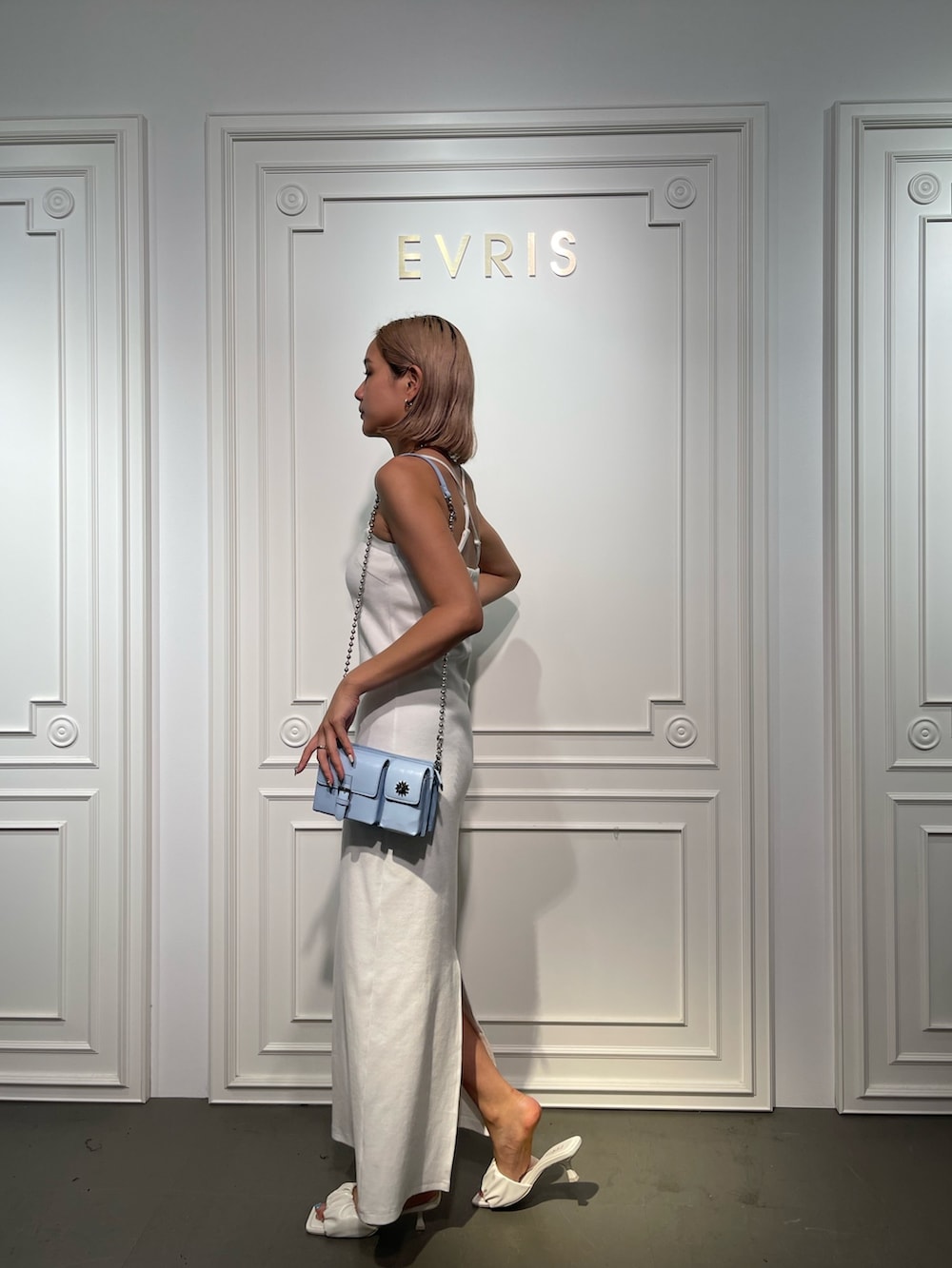 ホワイト系のサンダル、ホワイト系のワンピース、ブルー系のショルダーバッグを着用したレディースの夏コーディネートの2枚目の写真