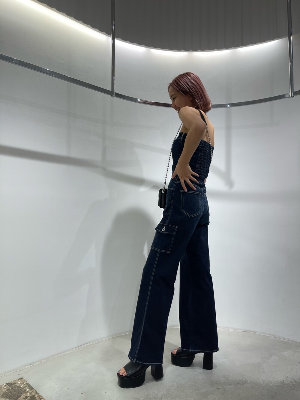 ブラック系のサンダル、ブルー系のつなぎ/オールインワン、ブラック系のショルダーバッグを着用したレディースの夏コーディネートの5枚目の写真