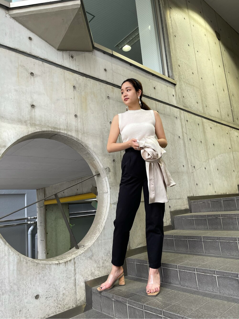 ブラック系のその他パンツ、その他のサンダル、ベージュ系のシャツ/ブラウスを着用したレディースの春コーディネートの7枚目の写真