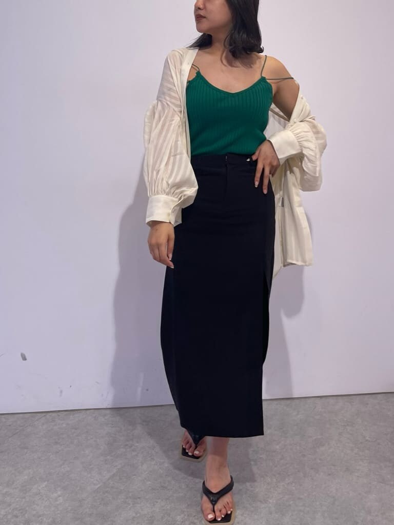 ブラック系のスカート、ホワイト系のシャツ/ブラウス、ブラック系のサンダルを着用したレディースの夏コーディネートの2枚目の写真