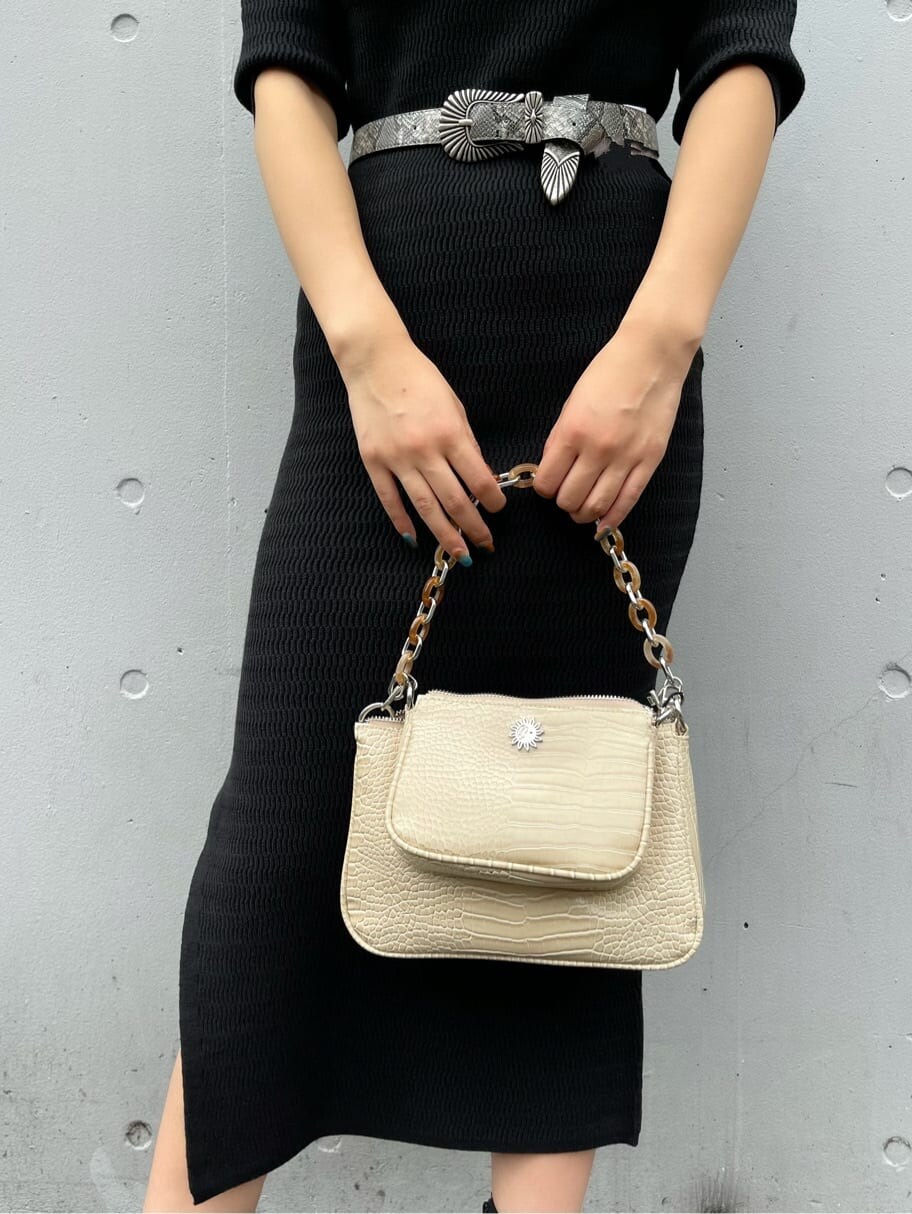 ホワイト系のショルダーバッグ、ブラック系のワンピース、ホワイト系のベルトを着用したレディースの秋コーディネートの5枚目の写真