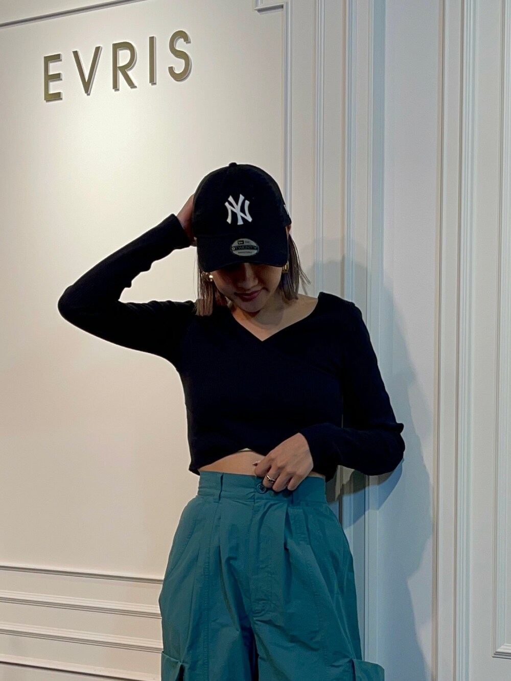 ブラック系のカーゴパンツ、ブラック系のブーツ、ブラック系のTシャツ/カットソーを着用したレディースの秋コーディネートの4枚目の写真