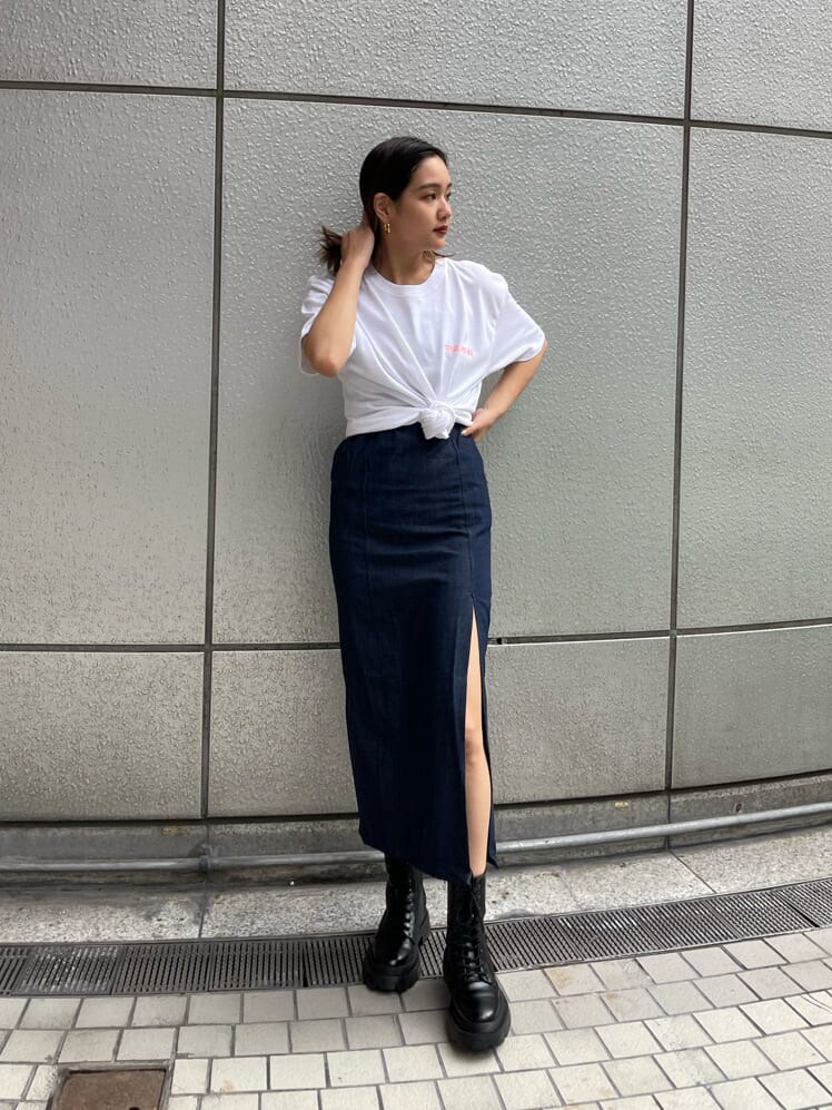 ブルー系のワンピース、ホワイト系のTシャツ/カットソー、ブラック系のブーツを着用したレディースの夏コーディネートの3枚目の写真