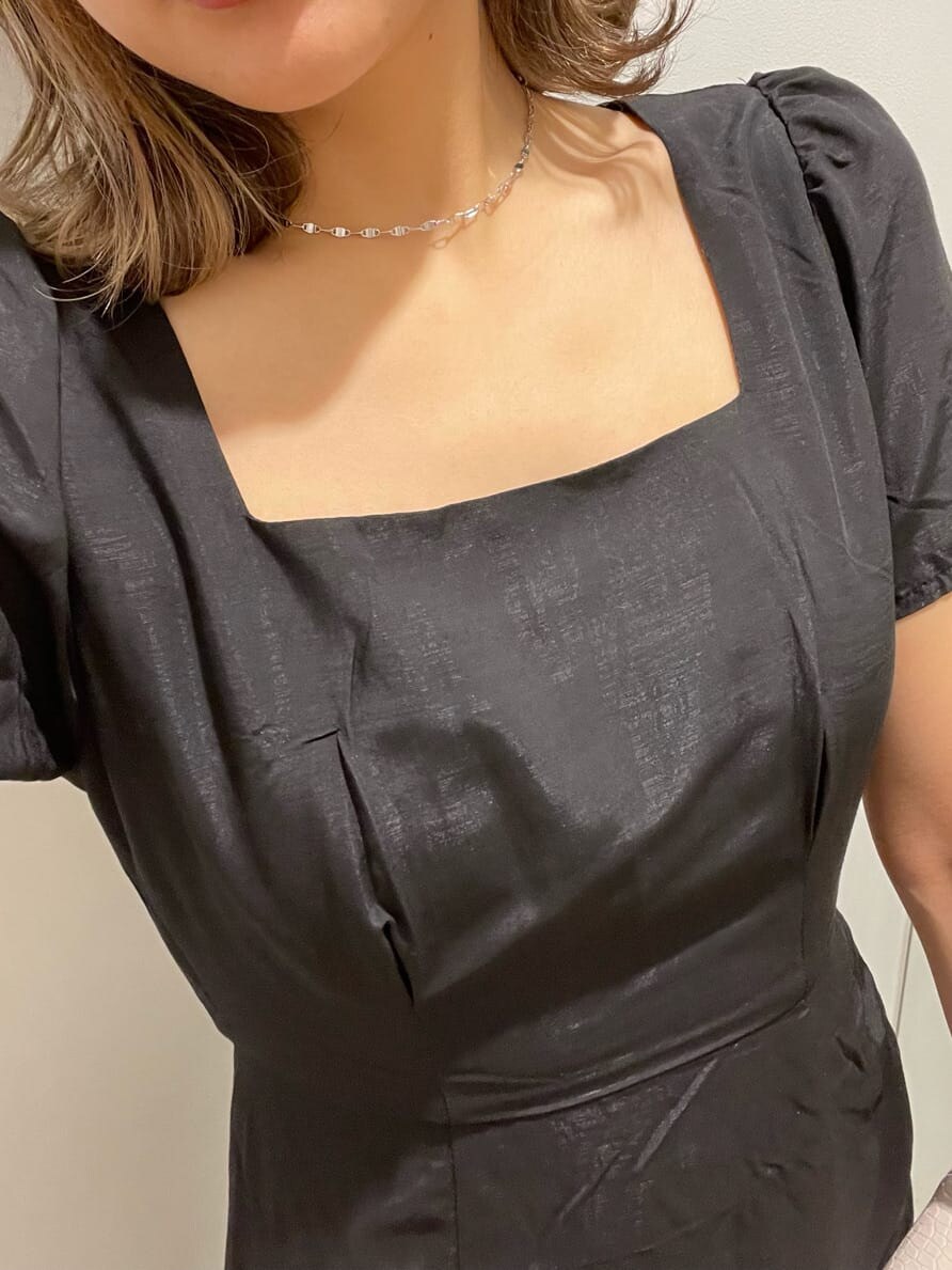 ブラック系のサンダル、ブラック系のワンピース、ホワイト系のショルダーバッグを着用したレディースの春コーディネートの2枚目の写真