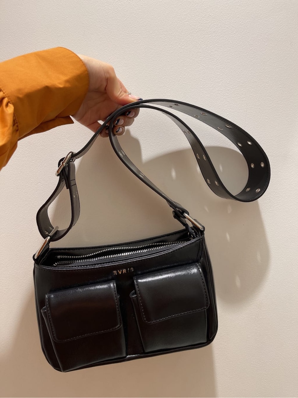 オレンジ系のシャツワンピース、ブラック系のブーツ、ブラック系のショルダーバッグを着用したレディースの冬コーディネートの6枚目の写真