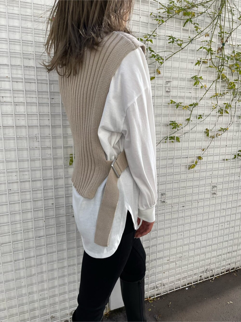 ブラック系のデニムパンツ、ブラック系のブーツ、ブラック系のダウンジャケット/コートを着用したレディースの冬コーディネートの5枚目の写真