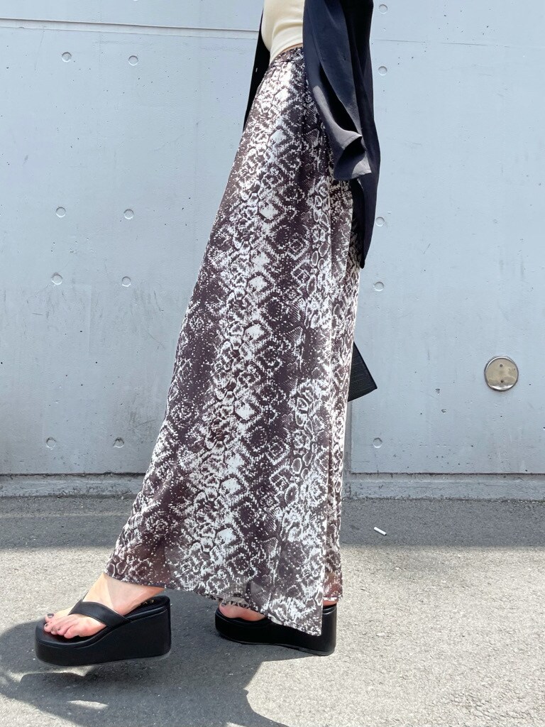 その他のスラックス、ブラック系のシャツ/ブラウスを着用したレディースの夏コーディネートの6枚目の写真