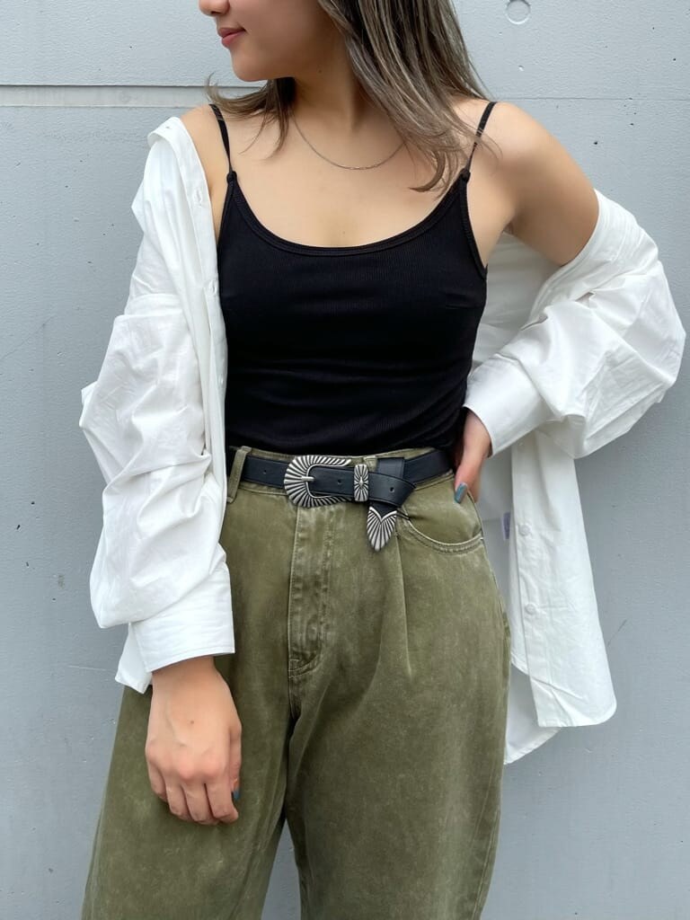 ブラック系のブーツ、ホワイト系のシャツ/ブラウス、ベージュ系のデニムパンツを着用したレディースの夏コーディネートの5枚目の写真