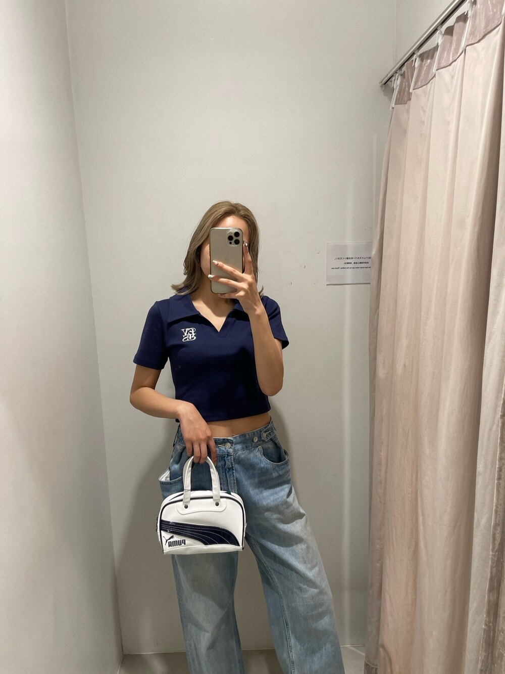 ブルー系のデニムパンツ、ブラック系のサンダル、ブルー系のTシャツ/カットソーを着用したレディースの春コーディネートの7枚目の写真