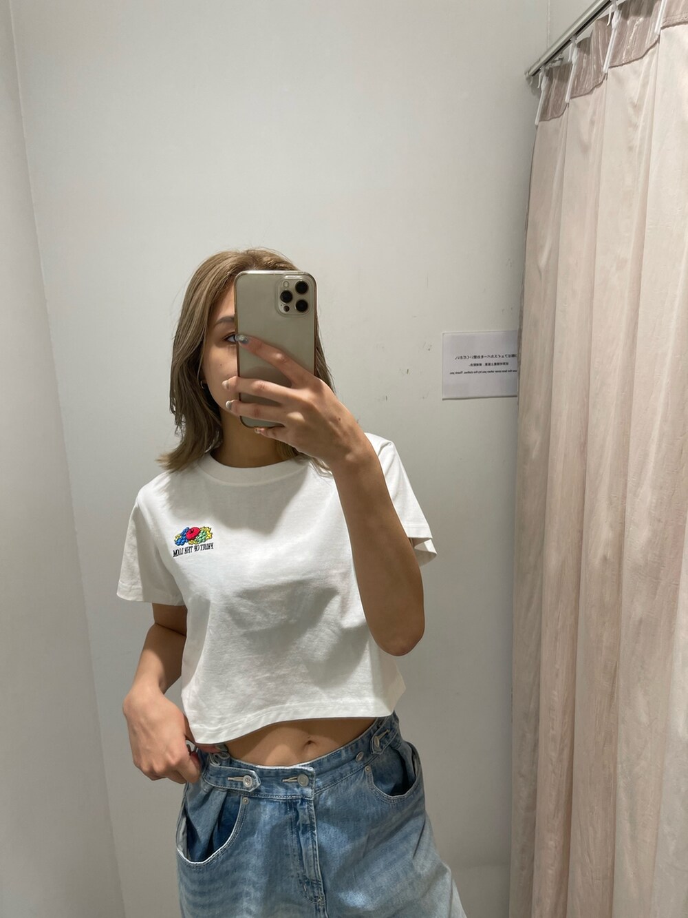 ブラック系のサンダル、ブルー系のデニムパンツ、ホワイト系のTシャツ/カットソーを着用したレディースの夏コーディネートの4枚目の写真