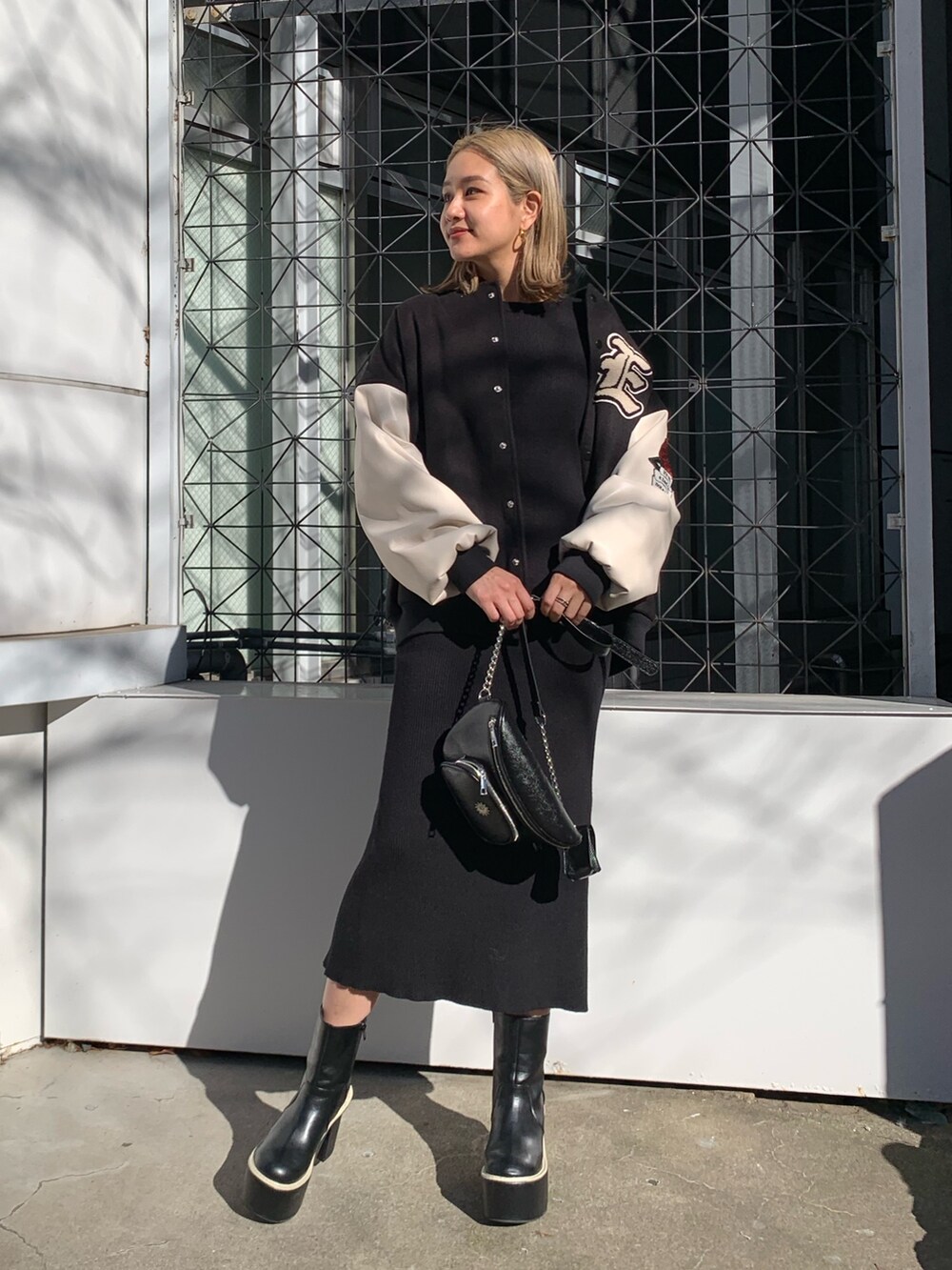 その他のスタジャン、ブラック系のボディバッグ/ウエストポーチ、ブラック系のブーツを着用したレディースの冬コーディネートの4枚目の写真