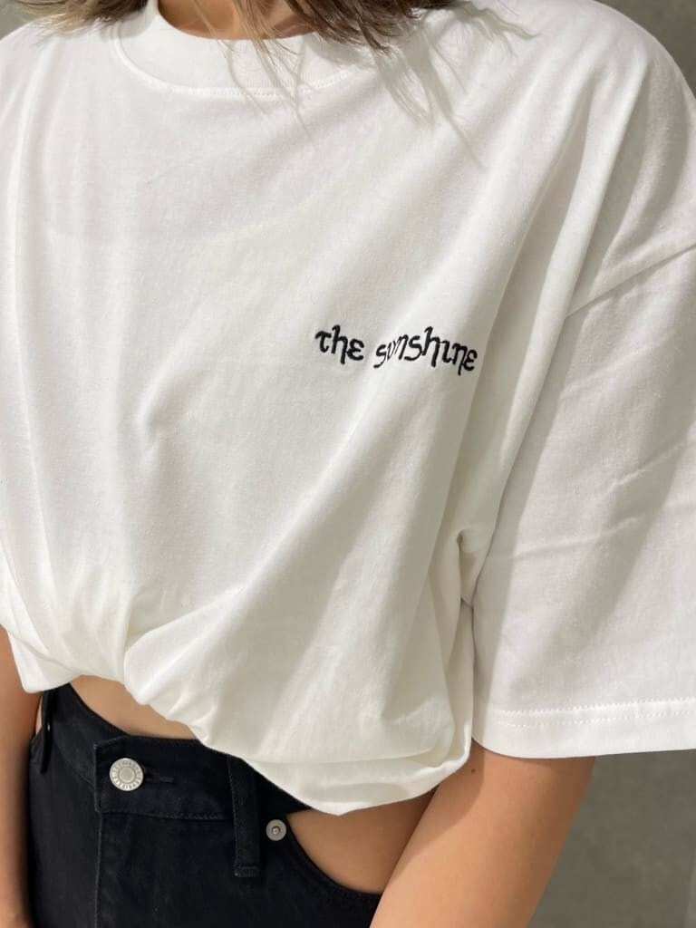 ブラック系のショルダーバッグ、ホワイト系のTシャツ/カットソー、ブラック系のデニムパンツを着用したレディースの夏コーディネートの7枚目の写真