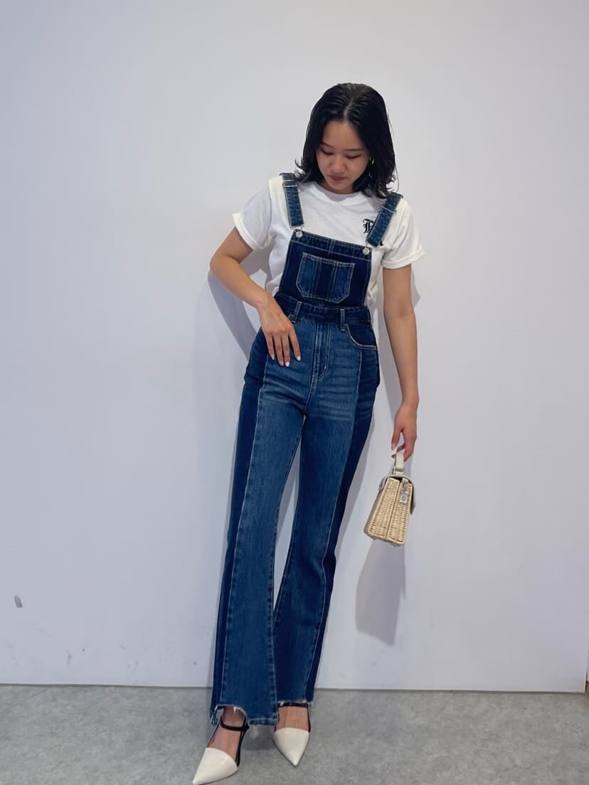 ホワイト系のサンダル、ブルー系のサロペット/オーバーオール、ホワイト系のTシャツ/カットソーを着用したレディースの夏コーディネートの3枚目の写真