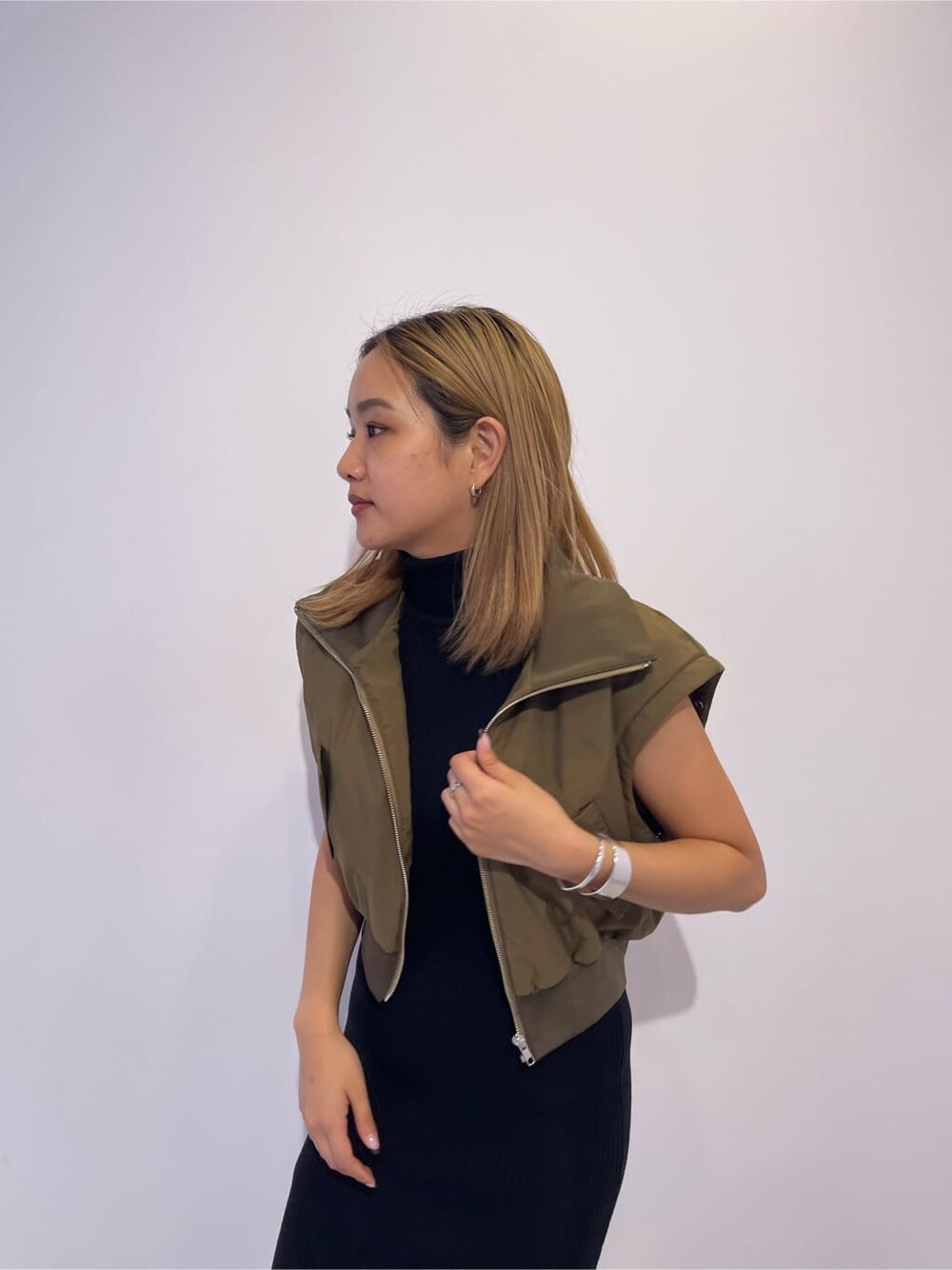 ブラック系のワンピース、ベージュ系のMA-1、ブラック系のショルダーバッグを着用したレディースの秋コーディネートの6枚目の写真