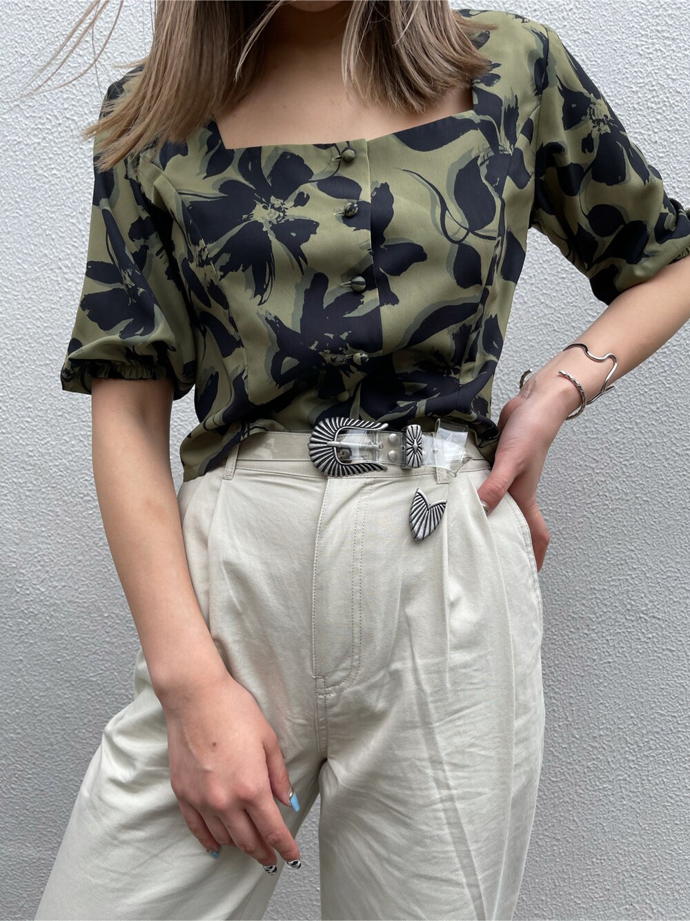 ブラック系のサンダル、ホワイト系のその他パンツ、ベージュ系のシャツ/ブラウスを着用したレディースの春コーディネートの6枚目の写真