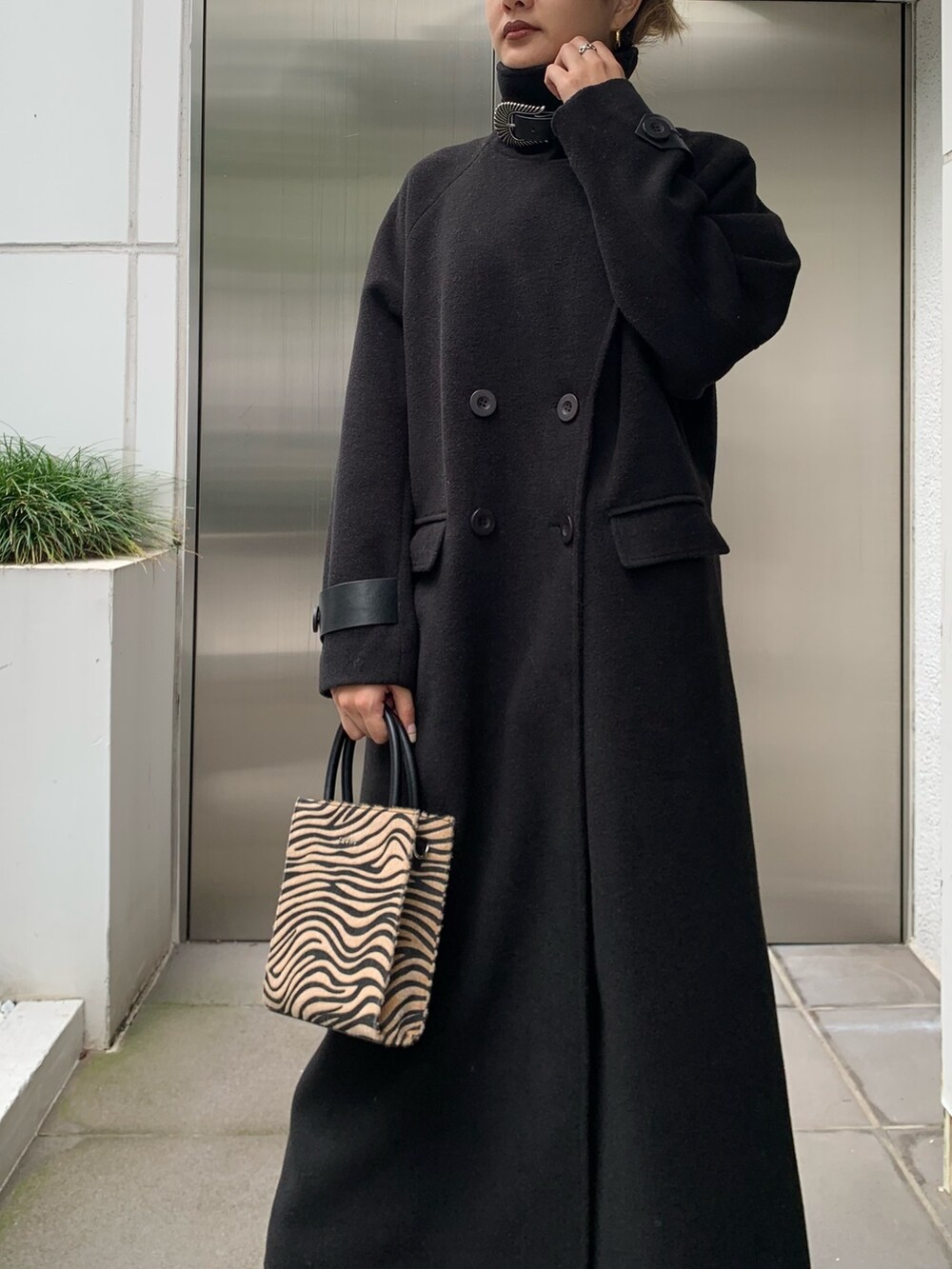 ブラック系のその他アウター、その他のショルダーバッグ、ブラック系のブーツを着用したレディースの秋コーディネートの5枚目の写真