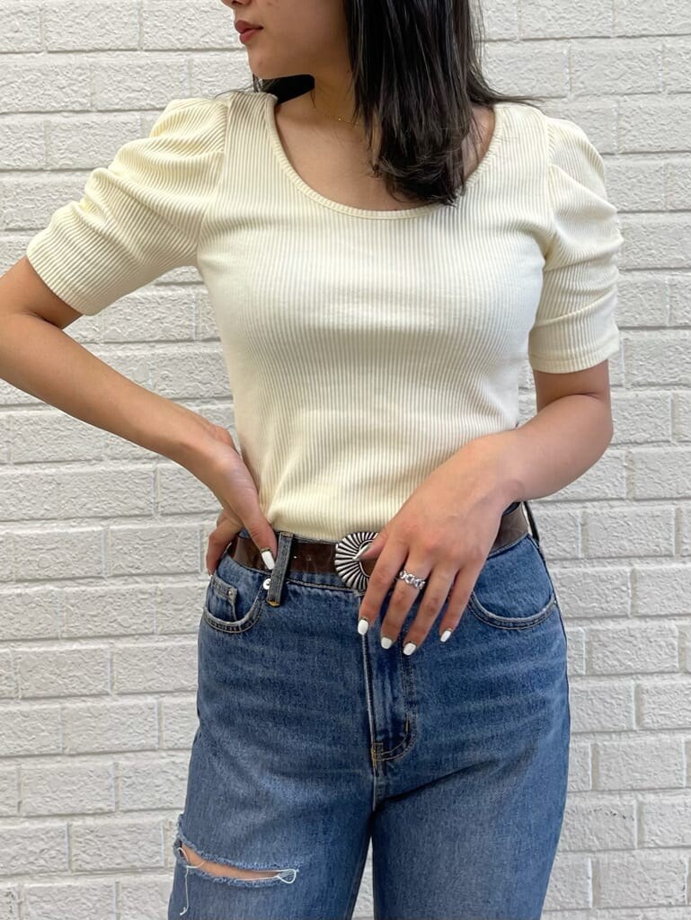 ブルー系のデニムパンツ、その他のサンダル、ホワイト系のTシャツ/カットソーを着用したレディースの夏コーディネートの5枚目の写真