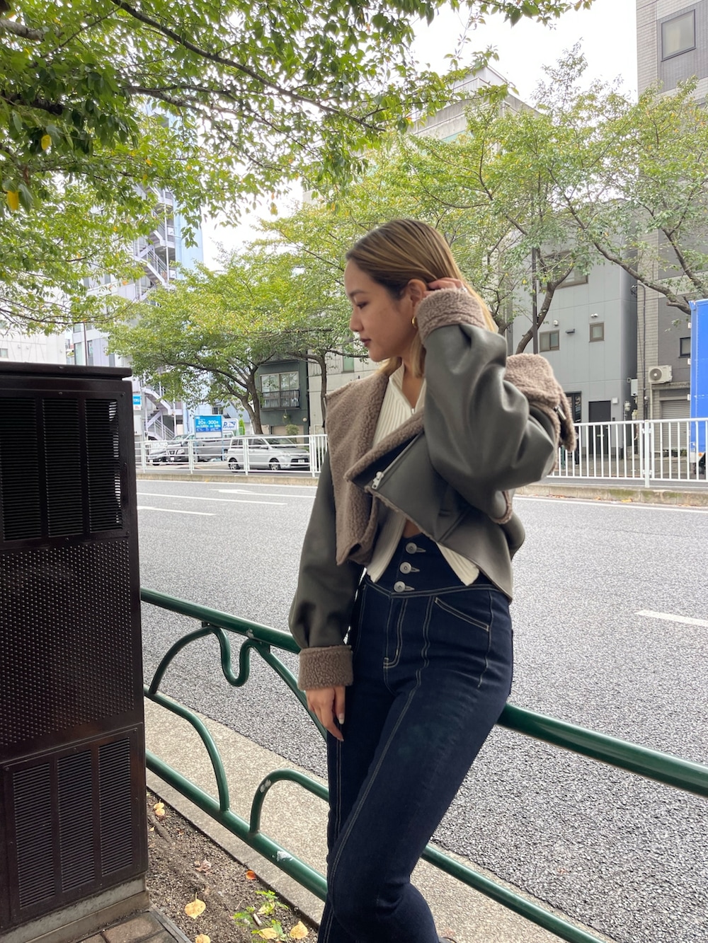 ブラック系のブーツ、ホワイト系のニット/セーター、グリーン系のブルゾンを着用したレディースの秋コーディネートの3枚目の写真